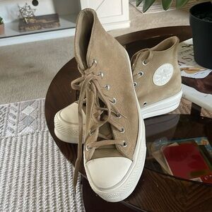 Women’s Converse Chuck Taylor lift sand color suede 8 1/2 in excellent condition
